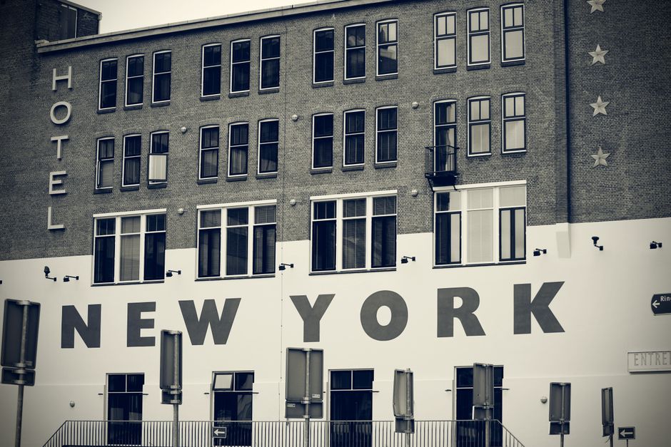 Imagem do exterior de um hotel em Nova York, destacando a comunicação visual do local na cidade americana.