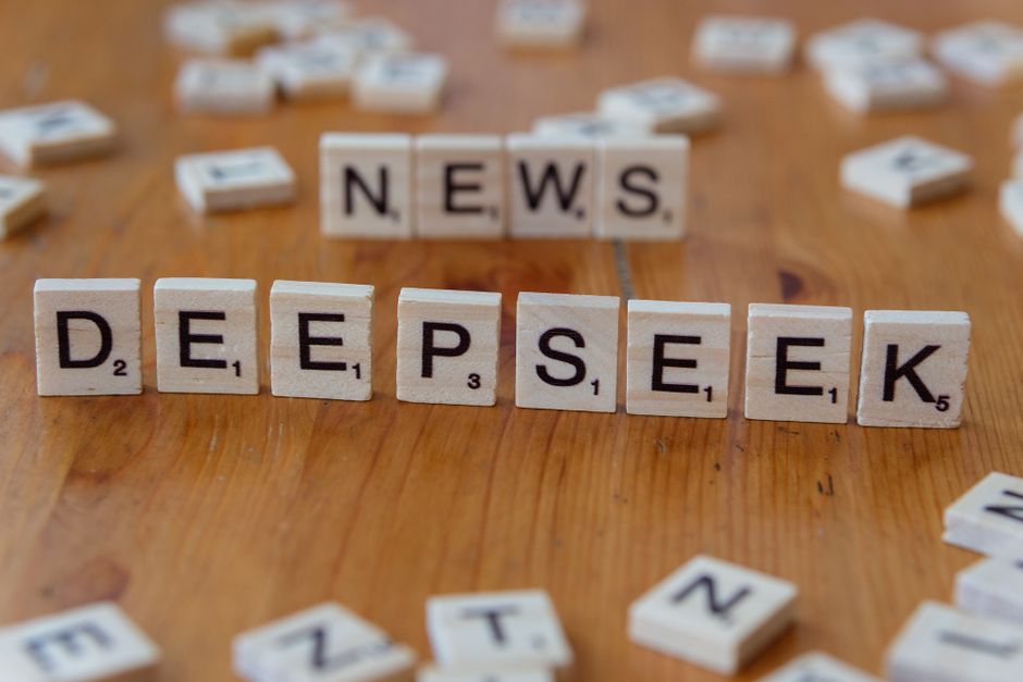 Imagem com blocos de palavras formando 'NEWS' e 'DEEPSEEK', simbolizando busca por informações ou novidades no contexto de comunicação ou mídia.