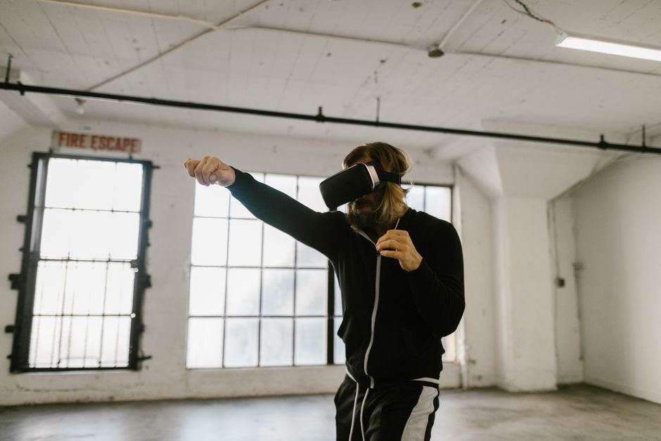 Pessoa usando óculos de realidade virtual em um ambiente vazio, explorando tecnologia imersiva.