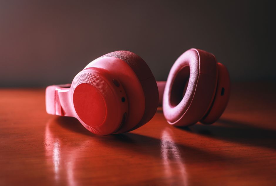 Fone de ouvido rosa em destaque, ideal para artigos sobre tecnologia e áudio pessoal.