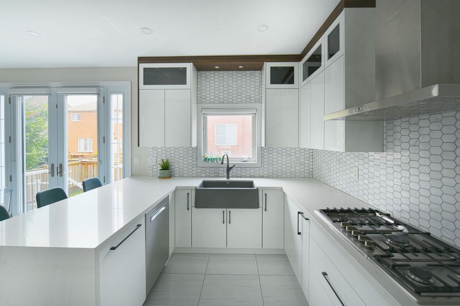 Imagem de uma cozinha moderna e bem iluminada, destacando seu design clean e funcionalidade para artigos sobre organização de cozinhas e design de interiores.