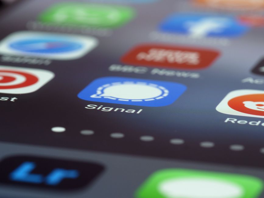 Imagem de tela de smartphone com aplicativos de mensagens e redes sociais, representando comunicação digital moderna.