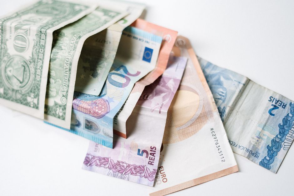 Imagem de diferentes cédulas de dinheiro europeu, simbolizando economia e finanças internacionais.