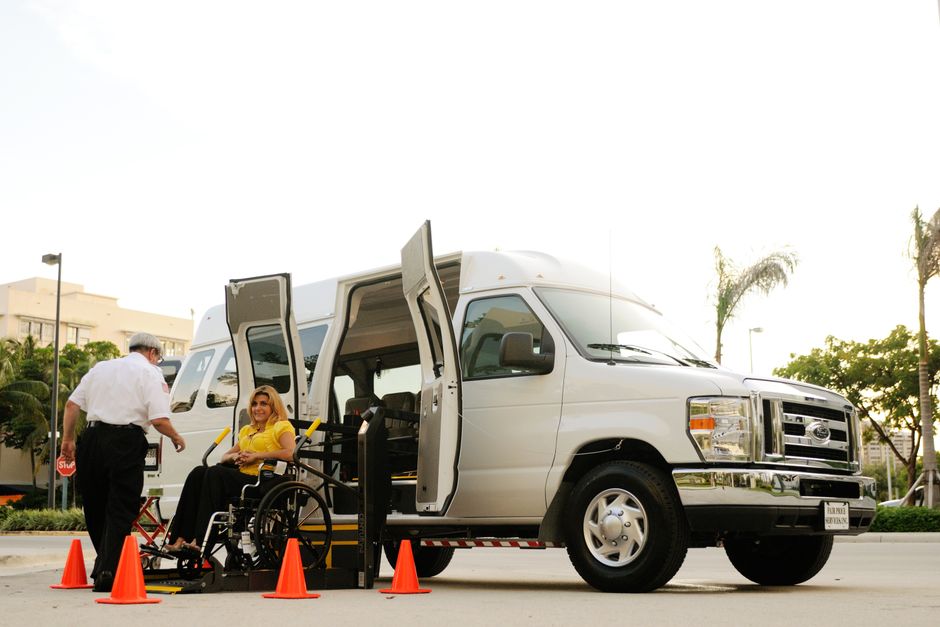 Pessoa em cadeira de rodas sendo embarcada em veículo adaptado, evidenciando acessibilidade e inclusão no transporte.