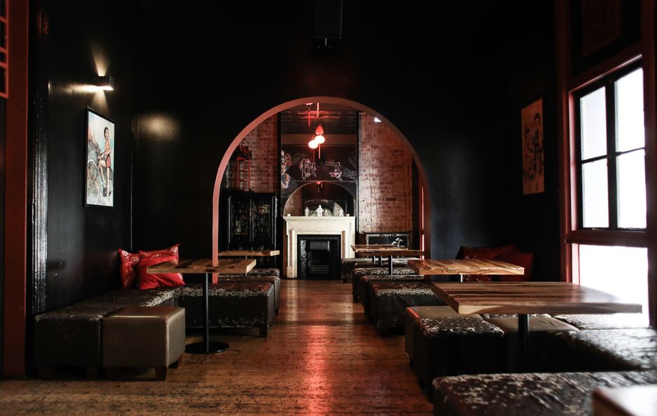 Interior de um espaço aconchegante com decoração moderna e iluminação suave, ideal para encontros sociais ou momentos de descanso.