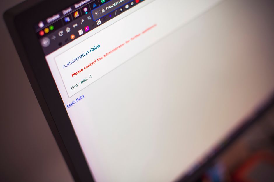 Tela de computador exibindo uma tentativa de login com mensagem de erro de autenticação, simbolizando dificuldades no acesso digital.