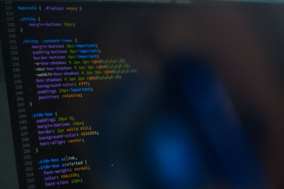 Imagem de uma tela de computador exibindo código de programação, simbolizando tecnologia e desenvolvimento de software.