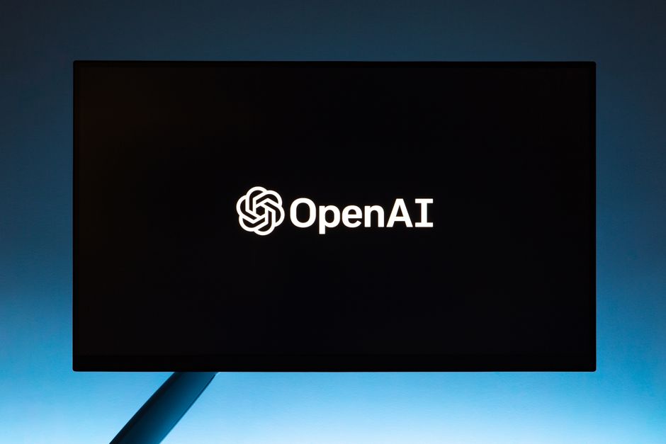 Tela de monitor exibindo o logo da OpenAI, simbolizando inovação e tecnologia em inteligência artificial.