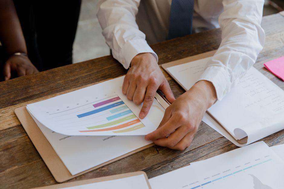Reunião de negócios com análise de gráficos e planejamento estratégico