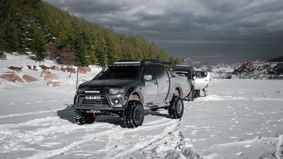 Veículo off-road em uma paisagem de neve, ideal para aventuras na natureza e atividades de lazer ao ar livre.