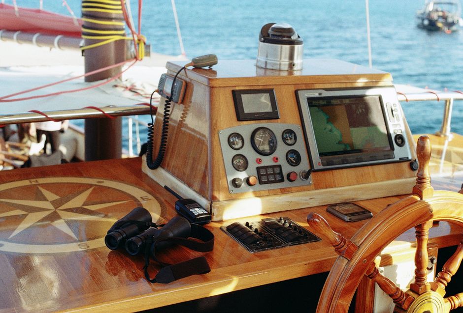 Imagem de um painel de navegação a bordo de um veleiro, indicando atividades relacionadas à navegação e esportes aquáticos.