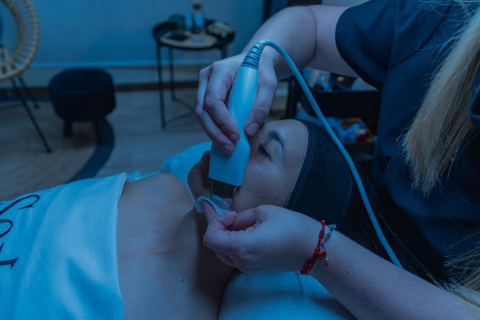 Imagem de uma sessão de tratamento estético facial usando tecnologia de radiofrequência em ambiente clínico.