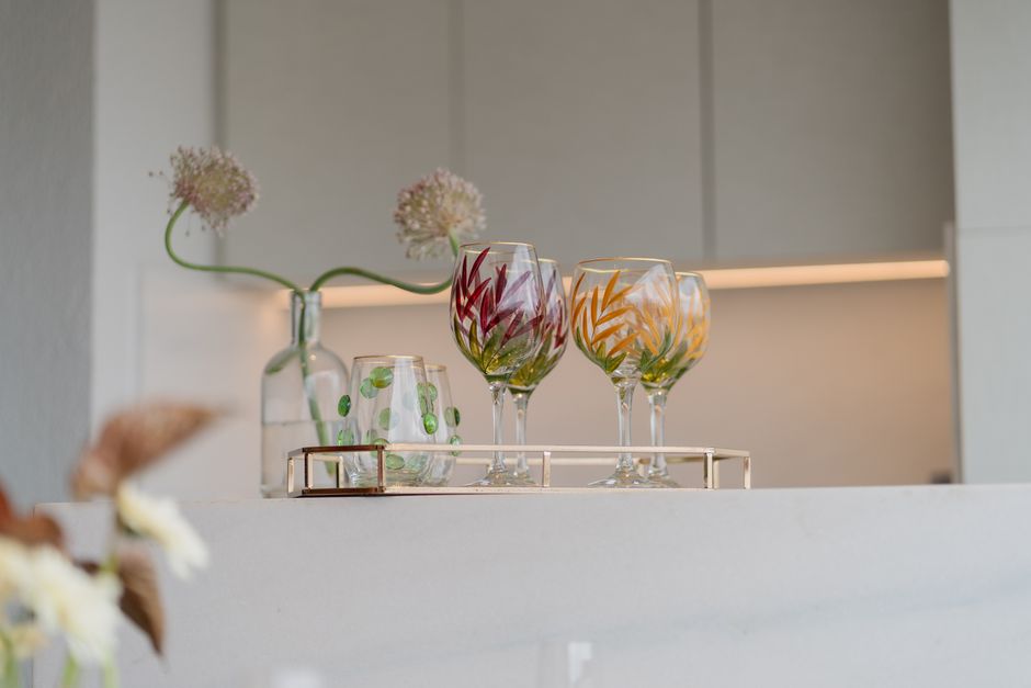 Vasos decorativos com flores e desenhos coloridos, utilizados na decoração de ambientes elegantes e modernos para criar uma atmosfera acolhedora.