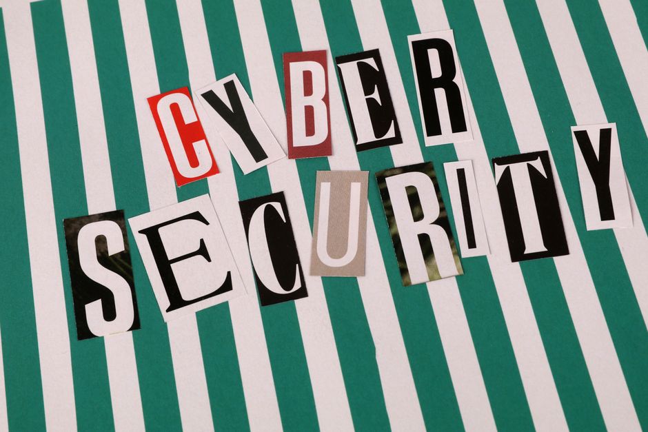 Imagem com destaque para o tema de segurança cibernética, usando letras destacadas e cores contrastantes para chamar atenção ao conceito de proteção digital.