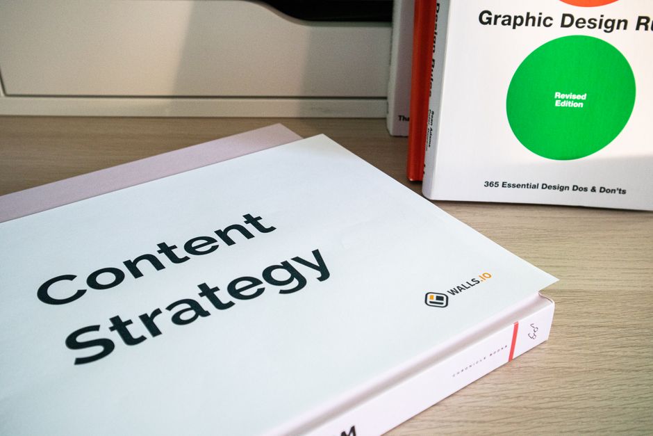 Imagem de um livro com o título 'Content Strategy' sobre planejamento de conteúdo para blogs ou marketing digital, acompanhado de outros livros relacionados ao design e comunicação visual.