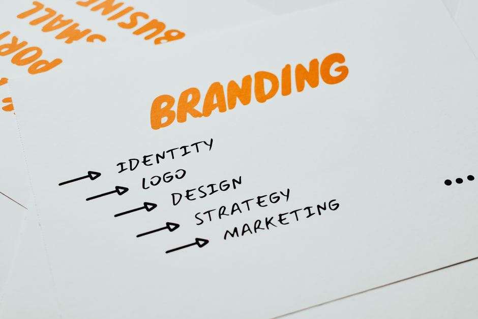 Imagem ilustrando elementos de branding e estratégias de marketing em uma sessão de planejamento empresarial.