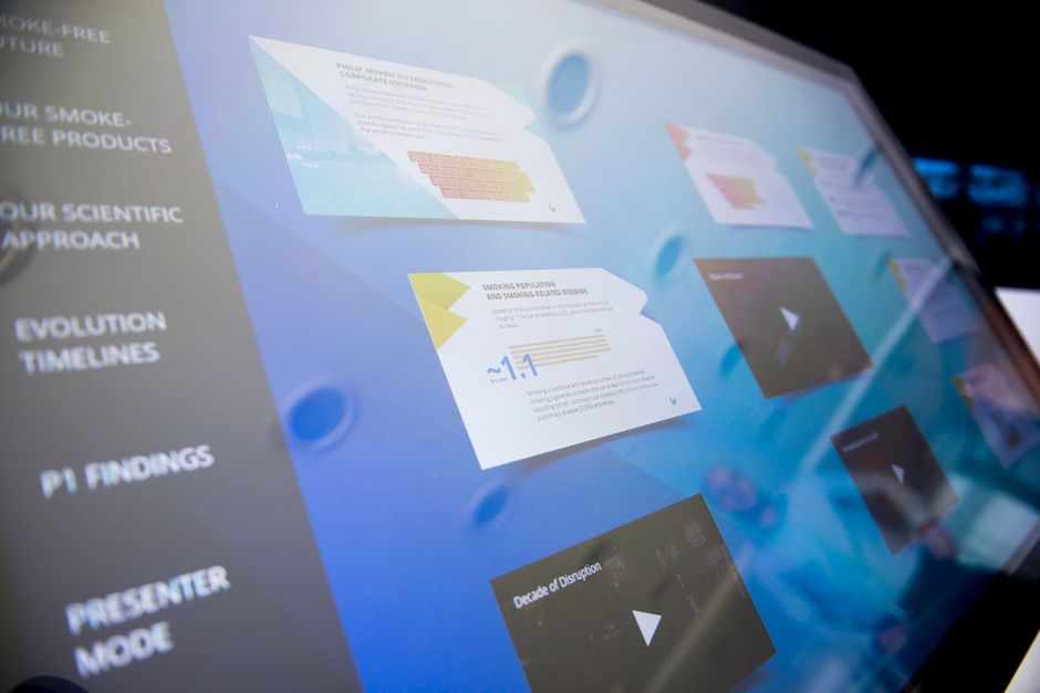 Imagem de uma tela digital exibindo apresentações de slides, relacionada a estratégias de comunicação e educação empresarial.