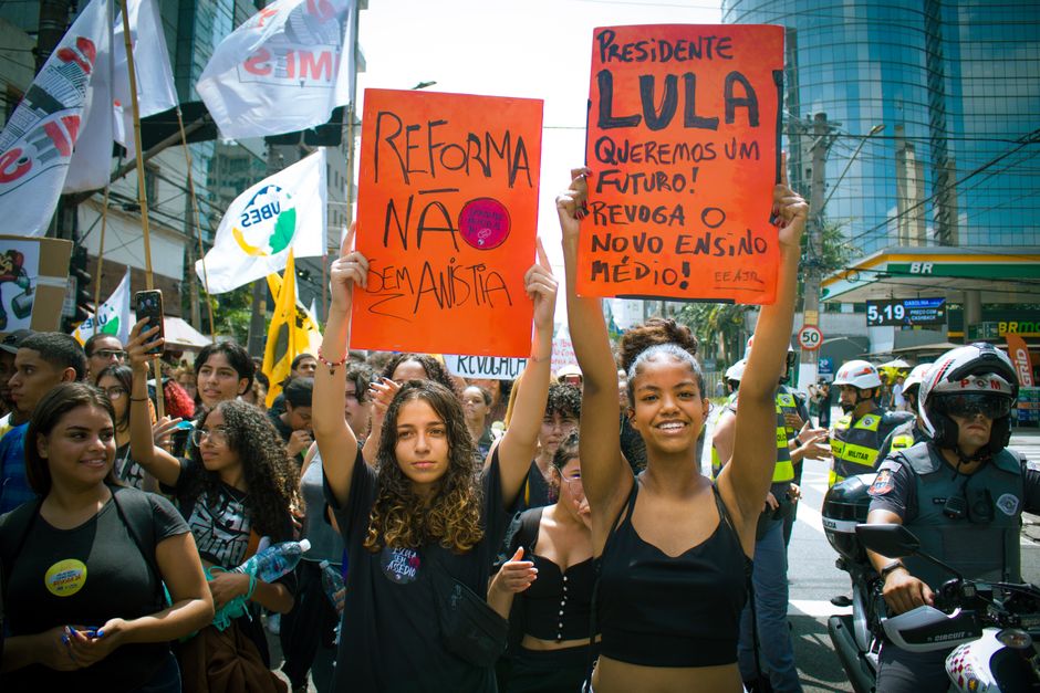 Como acompanhar notícias do Brasil na educação em 2026: guia completo