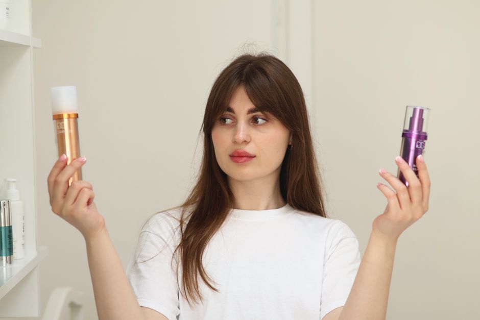 Mulher analisando produtos de beleza, representando escolha de cosméticos e cuidados pessoais.