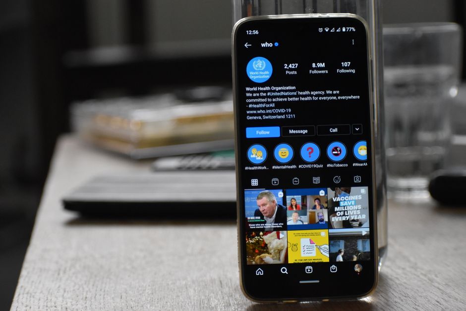 Tela de um perfil do Instagram da Organização Mundial da Saúde, destacando iniciativas de saúde pública e campanhas de vacinação, em um ambiente de trabalho ou estudo.
