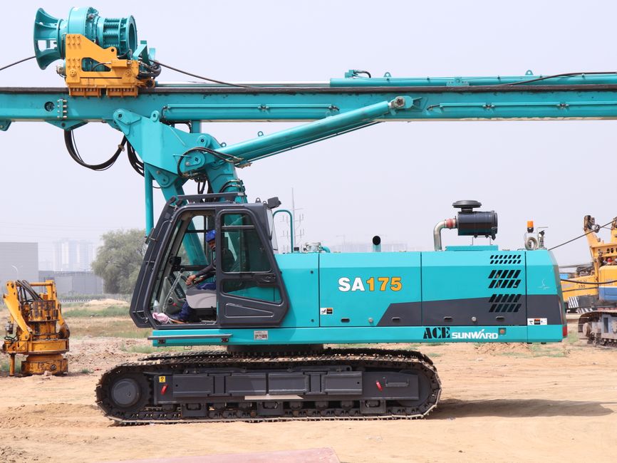 Máquina de construção no canteiro de obras representando o setor de engenharia civil.
