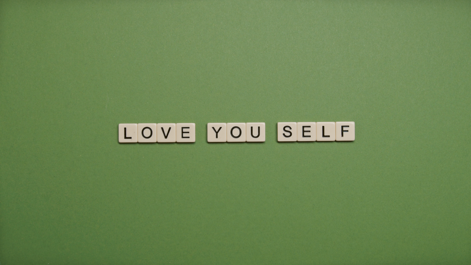 Imagem com argumento motivacional de amor próprio exibido com letras em fundo verde, ideal para temas de bem-estar e autoestima.