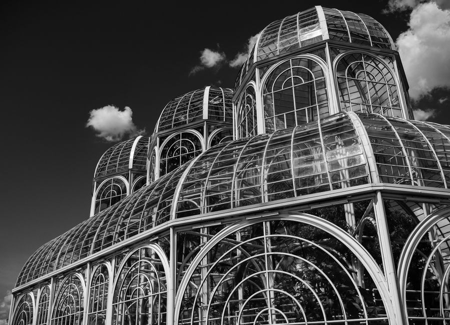 Estrutura de estufa ou jardim de vidro com um design arquitetônico elegante e futurista.