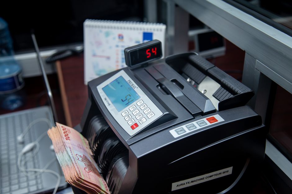 Máquina de impressão de dinheiro em um ambiente de escritório, simbolizando gestão financeira ou atividades econômicas.