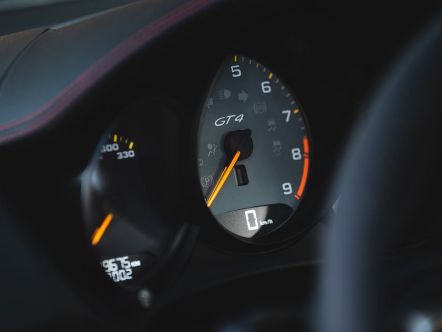 Painel de velocímetro de um carro esportivo com destaque para o recurso de performance e velocidade.