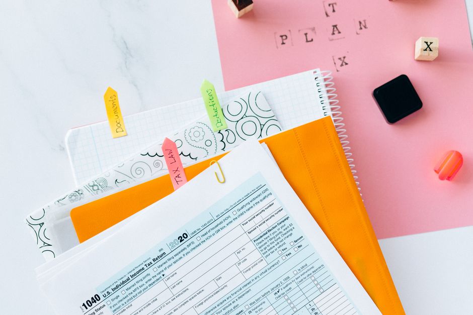 Imagem de materiais de planejamento financeiro e organização para um blog sobre gestão de finanças pessoais ou contabilidade.