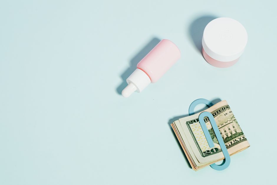 Imagem minimalista de produtos de higiene pessoal e dinheiro, ideal para ilustrar temas de cuidados com saúde financeira e bem-estar.