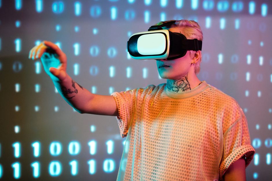 Pessoa interagindo com tecnologia de realidade virtual em ambiente digital, simbolizando inovação e futuro na tecnologia.