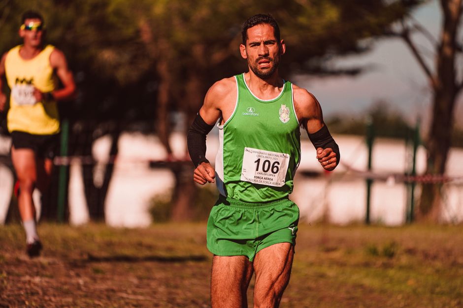 Corredor participando de uma corrida de rua ao ar livre, evidenciando esforço e determinação.
