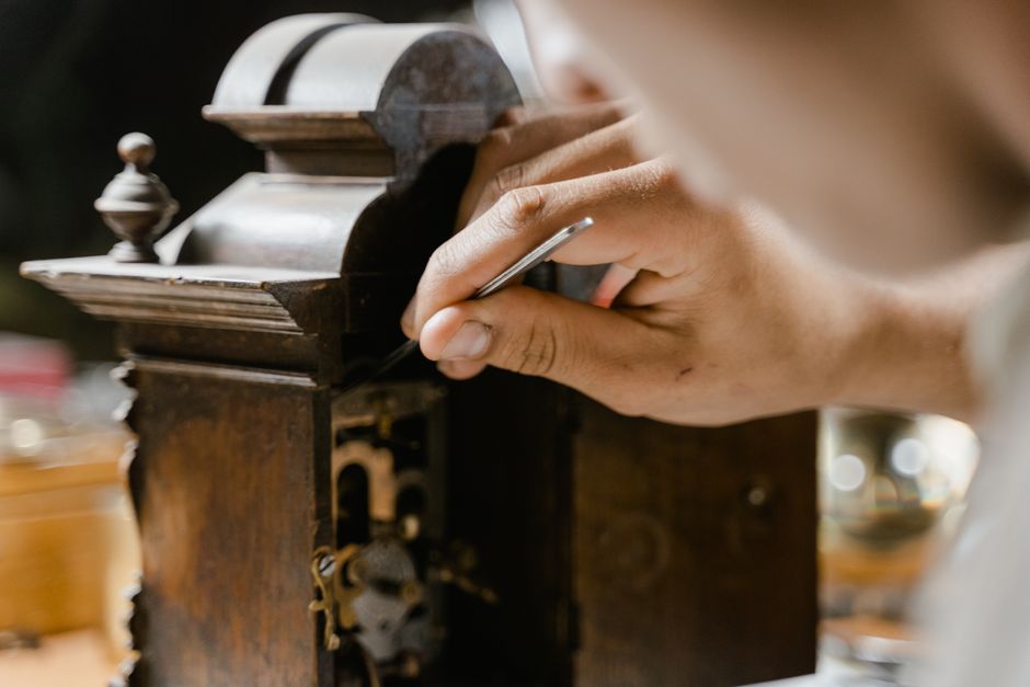 Pessoa operando um dispositivo antigo, destacando a conexão entre tecnologia tradicional e inovação nos negócios.