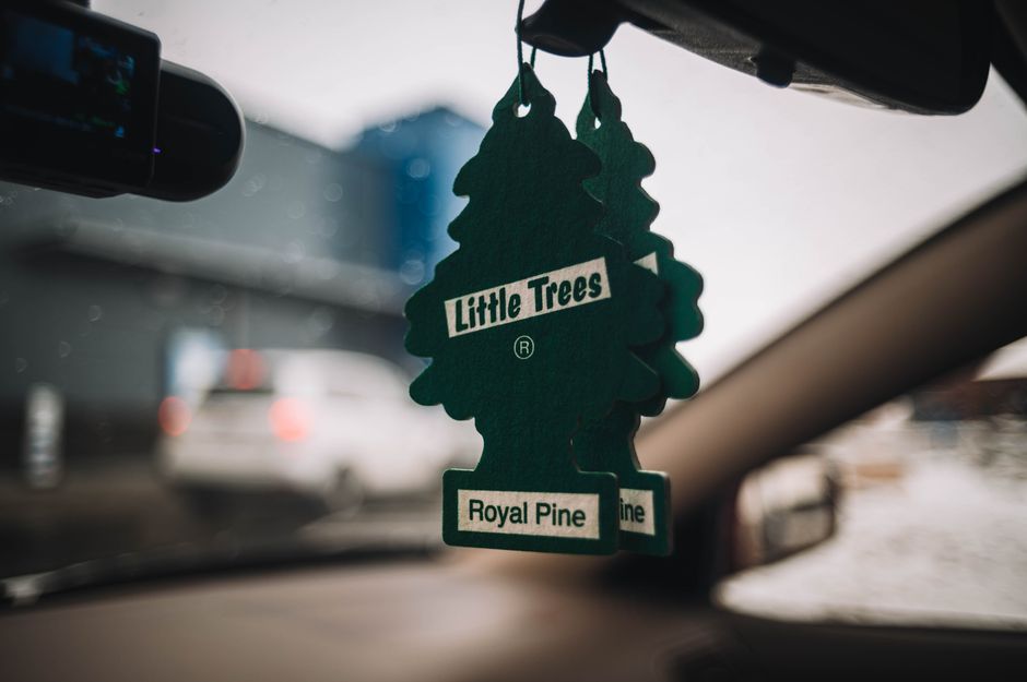 Peças de aromatizador de carro em formato de árvore e pinheiro, usados para criar um ambiente agradável no veículo.