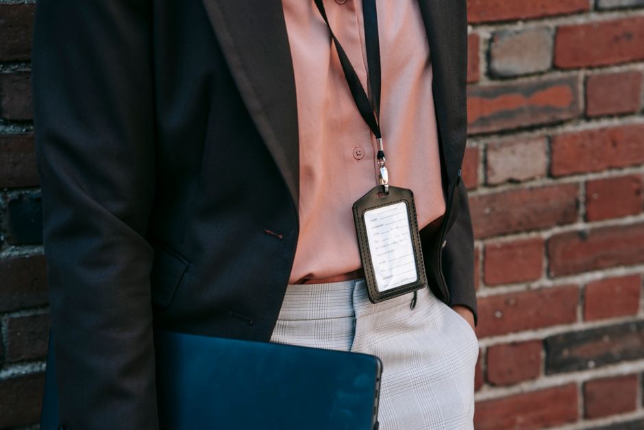 Como escolher roupas para tirar fotos de identidade: guia completo 2026