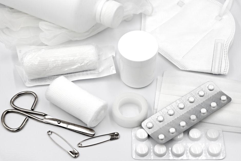 Coleção de itens médicos descartáveis e equipamentos de proteção para procedimentos de saúde e higiene.