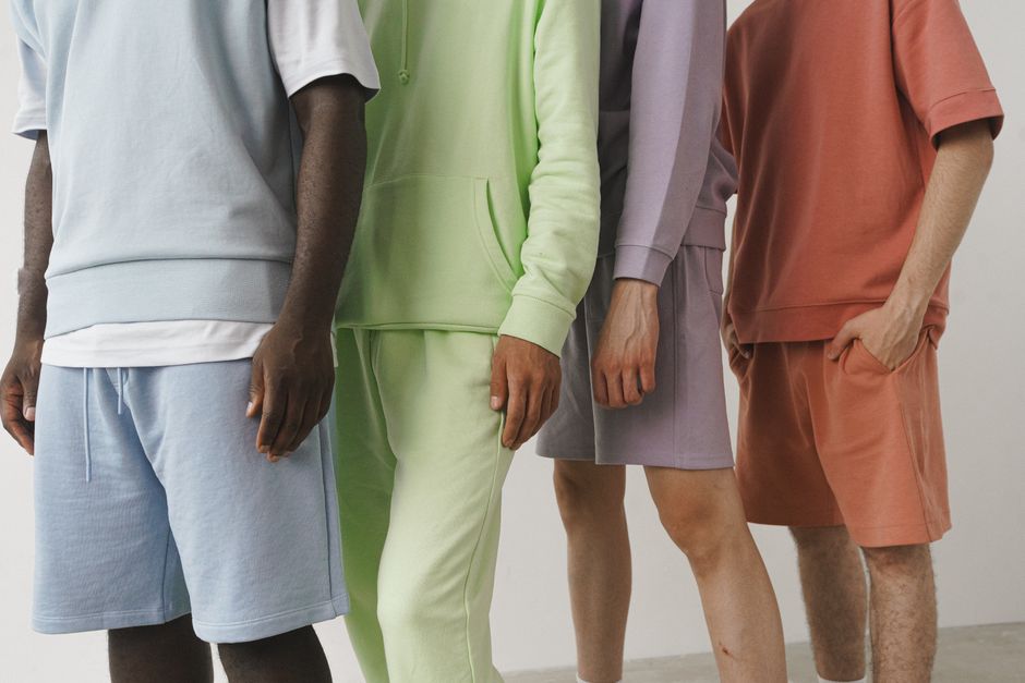 Imagem de pessoas usando roupas casuais de cores neutras, destacando diversidade e estilo confortável para um blog sobre moda inclusiva e tendências em vestuário casual.