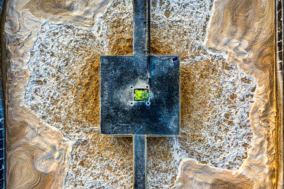 Imagem aérea de uma plataforma de petróleo em mar aberto, destacando a importância da energia e recursos naturais.