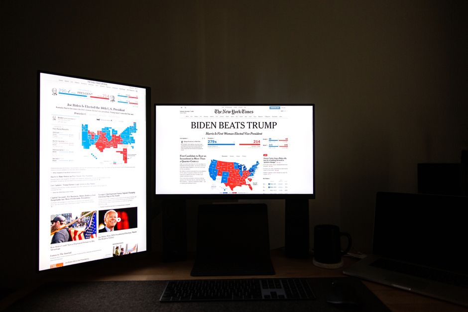 Tela de computador exibindo resultados eleitorais dos Estados Unidos, evidenciando o tema de política e eleições.
