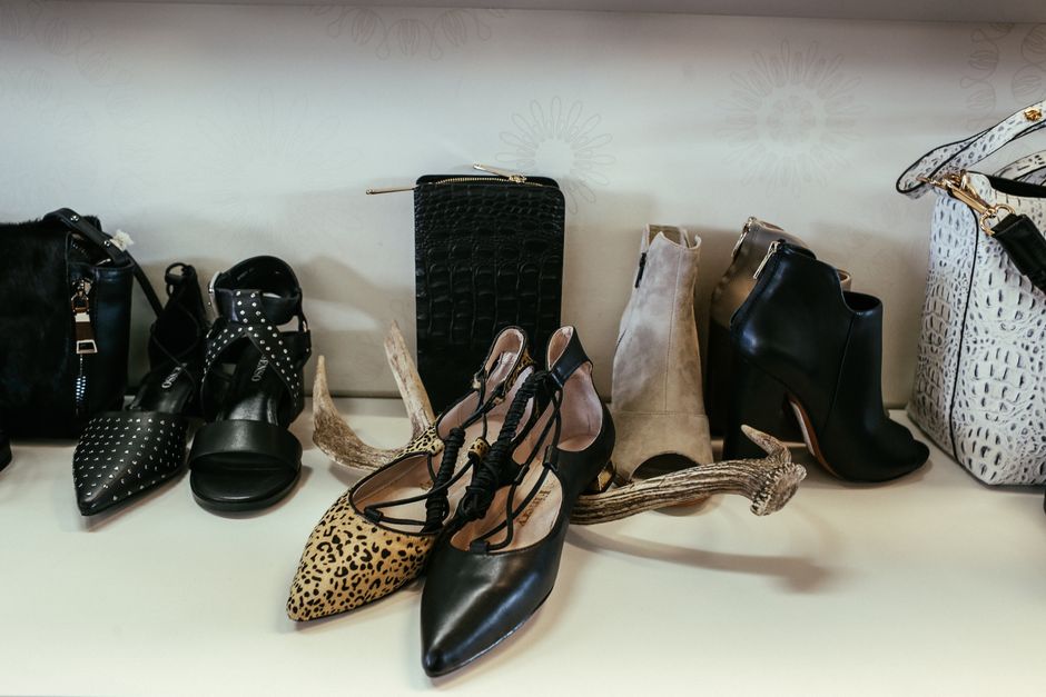 Imagem de diversos calçados femininos elegantes e bolsas de couro dispostos sobre uma superfície, ideal para um blog de moda ou tendências.