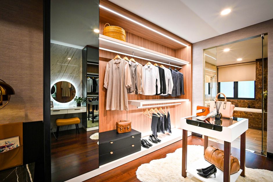 Imagem de um closet moderno e bem organizado, destacando um espaço dedicado à moda e ao vestuário pessoal.