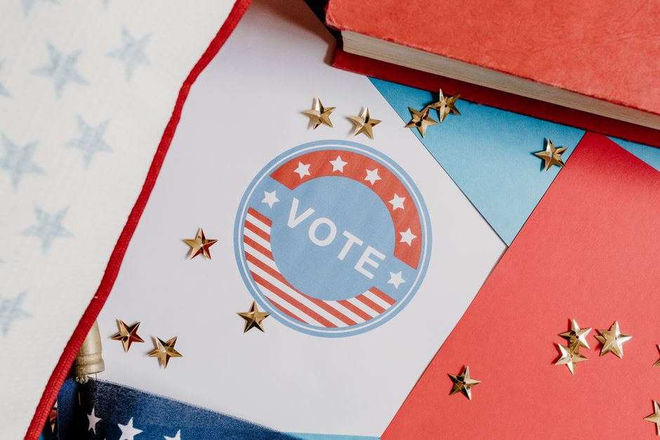 Imagem ilustrando o tema de eleições ou votar, com elementos patrióticos e decoração temática para uso em artigos sobre participação cívica.