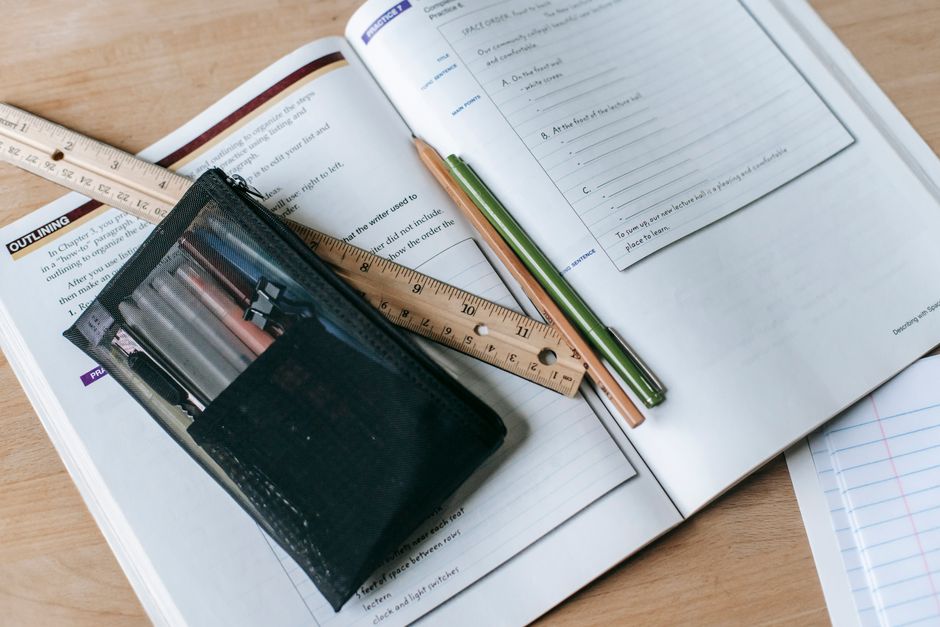 Como organizar materiais de estudo para concursos na área da saúde em 2026: guia completo