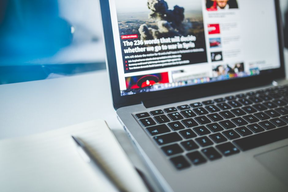 Como identificar notícias confiáveis na internet em 2026: guia completo