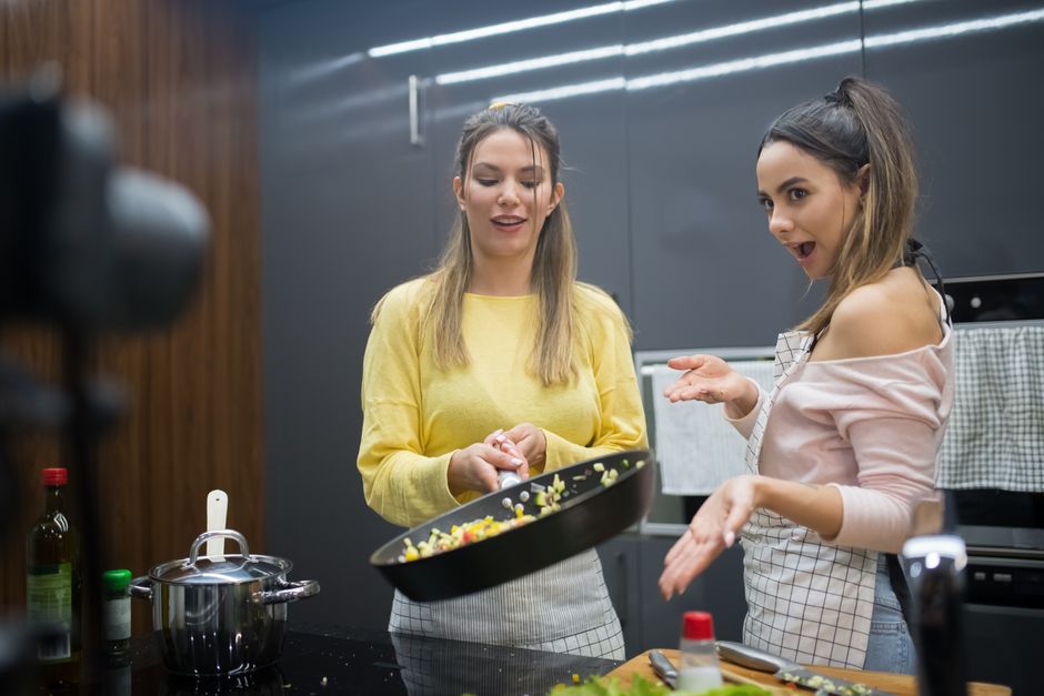 Melhores programas de culinária para assistir enquanto cozinha em 2026