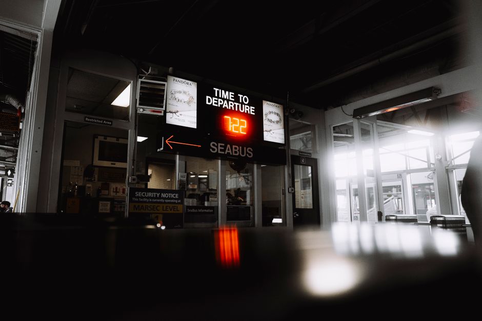 Imagem de um portão de embarque em aeroporto com indicação de horário de partida e mensagem de despedida, simbolizando viagem ou mudança de fase.