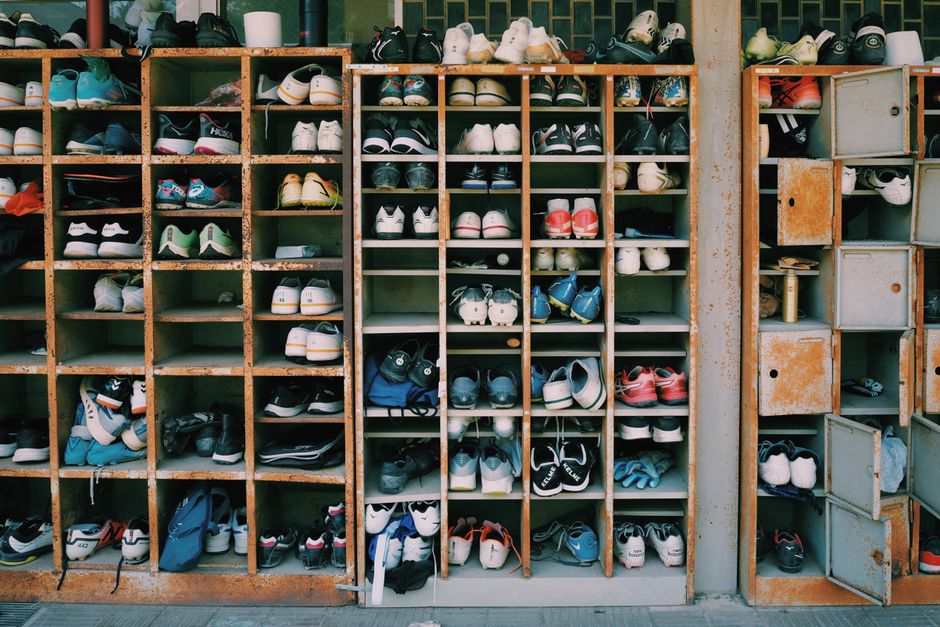 Imagem de um armário de sapatos organizado, simbolizando gestão de estoque ou organização de produtos esportivos.