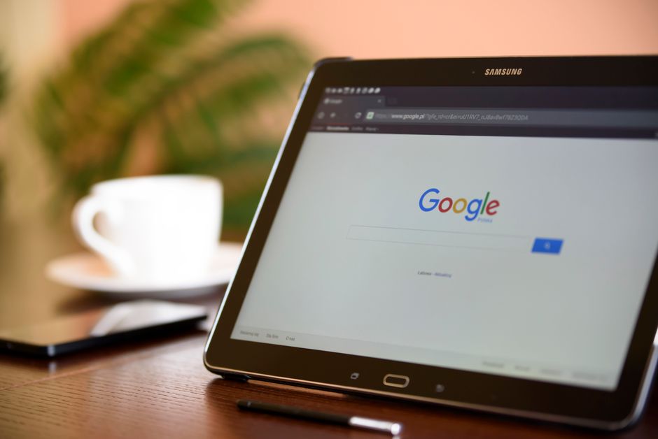 Imagem de um tablet exibindo a página inicial do Google, sugerindo pesquisa ou navegação na internet, ideal para artigos sobre buscas online, tecnologia ou marketing digital.