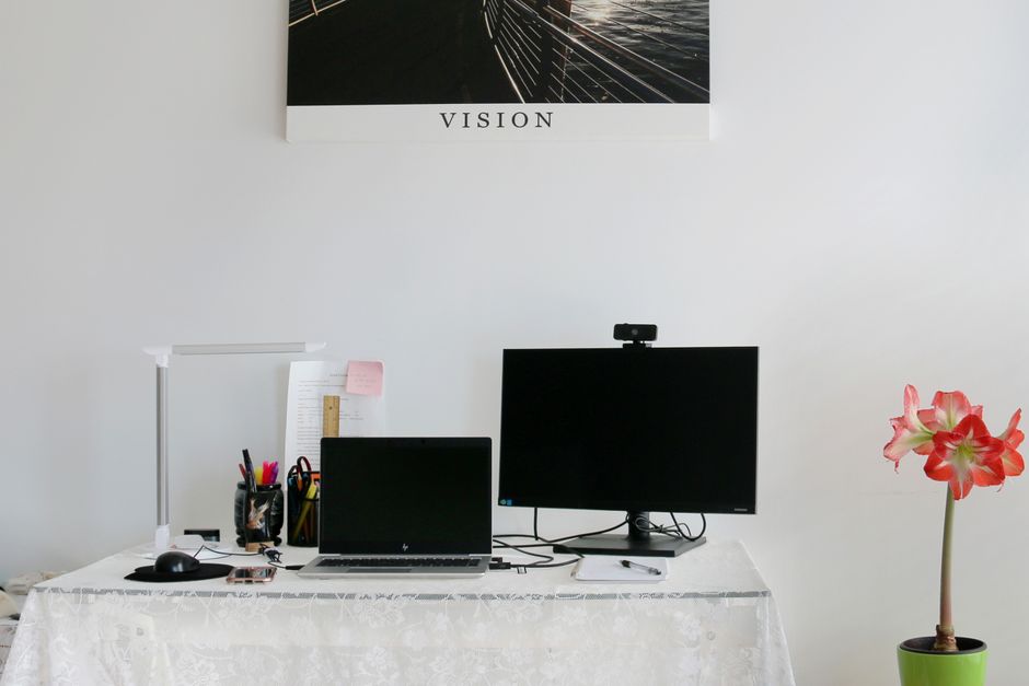 Espaço de trabalho organizado com computador, monitor, e elementos que sugerem produtividade e foco em metas.